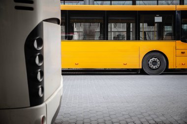 Avrupa otobüsleri bir otobüs terminalinden kalkmaya hazır olup, Avrupa 'da kentsel ulaşım ve seyahat altyapısını, seyahatleri ve yerel ve uzun mesafeli seyahatleri göstermektedir..