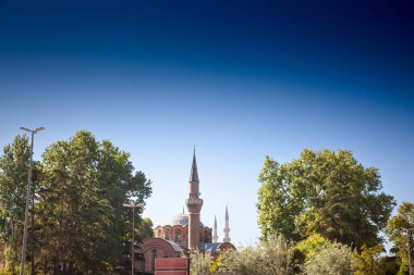 İstanbul 'daki Kalenderhane camii, uzaktan bakıldığında mimari güzelliğinin altını çiziyor. Kalenderhane Camii, İstanbul ilinin Fatih ilçesine bağlı küçük bir İslam camii..