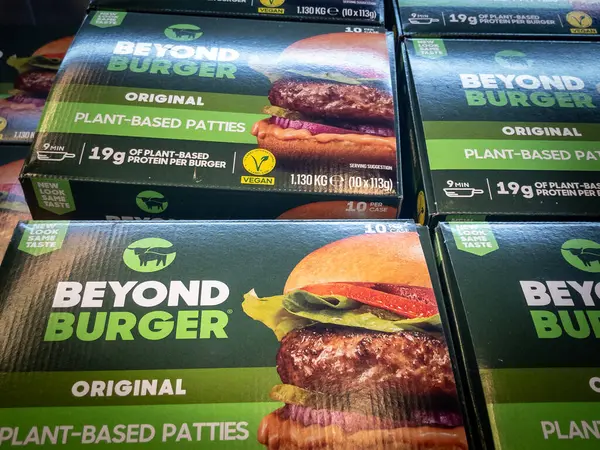BELGRAD, SERBIA - 21 Mayıs 2024: Burger 'da bir süpermarkette satılık köftelerin Ötesinde Etler. Beyond Meat, et yerine bitki temelli vegan alternatifler üzerine uzmanlaşmış bir Amerikan markasıdır.