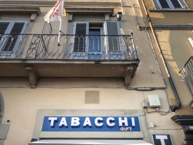 FIRENZE, ITALY - 21 Haziran 2024: Floransa, İtalya 'da bir tütün dükkanı. Fotoğrafta dükkan önü ve tabela yer alıyor, İtalyan şehirlerinde yaygın bir görüntü, tütün tüketicilerine hitap ediyor.