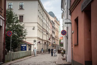 RIGA, LATVIA - 21 AĞUSTOS 2023: Riga 'da dar bir caddenin panoraması, Vecriga Vecpilseta' nın yaya sokağı, Letonya 'nın tarihi başkenti.