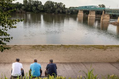 BRCKO, BOSNIA - 21 Mayıs 2018: 3 erkek Sava Nehri 'ni Brcko & Gunja arasındaki Sava Nehri' nden geçerken, Bosna-Hırvatistan resmi Avrupa Birliği (AB) sınır kapısı.