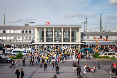 DORTMUND, ALMANY - 13 Kasım 2022: Dortmund Hauptbahnhof tren istasyonunda seçici bulanıklık. Dortmund Hbf şehrin ana tren istasyonudur..