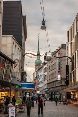 DORTMUND, ALMANY - 6 Kasım 2022 Westenhellweg Panoraması, dükkanlar ve mağazalar açıldı ve insanlar alışveriş yapıyor. Westenhellweg, Dortmund Altstadt 'ın ana caddesi, Old Town' da bir alışveriş caddesi..