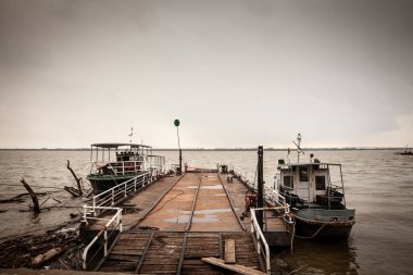 Yağmurlu bir fırtına sırasında Sırbistan 'ın Tuna Nehri üzerinde Ram ve Banatska Palanka arasında çalışan feribot. Bu, demir kapıların bu bölgesindeki Danube Nehri 'ni geçmek için araba trafiği tarafından kullanılır..