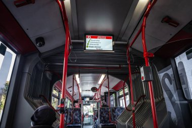 AAÇEN, GERMANY - 9 Kasım 2022: Aachen 'de bir ASEAG kentsel otobüsünün içi, rota ekranı da dahil olmak üzere modern tasarım ve yolcu konforları sergilenmektedir..
