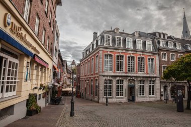 AACHEN, ALMANY - 8 Kasım 2022: Aachen kaldırım taşı caddesinde seçici bulanıklık, şehrin ortaçağ kesiminde, yaya.