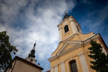 Küçük bir Sırp ortodoks kilisesinde seçici bulanıklık ve güneşli bir gökyüzü ile Voyvodina 'nın Banat bölgesinde bir austro Macar mimarisi. Sırbistan çoğunlukta ortodoks.