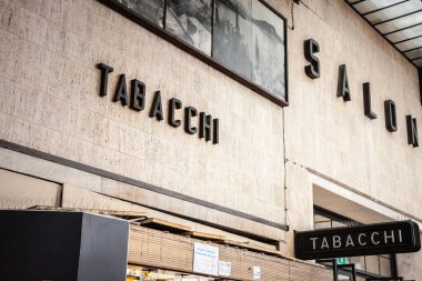 FIRENZE, ITALY - 21 Haziran 2024: Floransa tren istasyonu (santa maria novella), İtalya 'da tütün tüketicilerine hizmet veren bir tütün satıcısı (tabacchi).