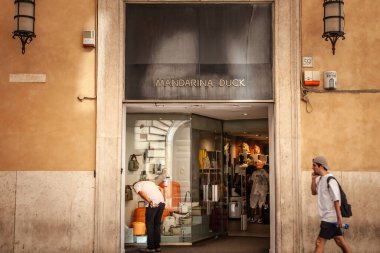 Roma, İtalya - 15 Haziran 2024: Roma, İtalya 'daki ana mağazalarında Mandarina Duck logosu. Mandarina Duck İtalyan moda tasarımcısı ve perakendecisi..