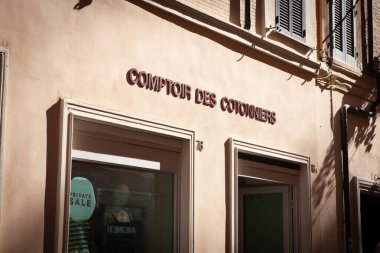 Roma, İtalya - 15 Haziran 2024: Roma 'daki mağazalarında Comptoir des Cotonniers logosu. Comptoir des cotonniers, pamuk konusunda uzmanlaşmış bir Fransız moda tasarımcısı..