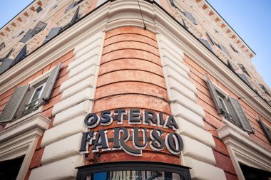 Roma, İtalya - 14 Haziran 2024 Osteria Faruso 'nun işareti, Roma şehir merkezinde yer alan ve İtalyan mutfağıyla tanınan geleneksel bir İtalyan restoranı..