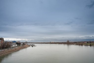 SREMSKA MITROVICA, SERBIA - 21 Mart 2023: Sırbistan 'ın Sremska Mitrovica kentindeki Sava Nehri Panoraması, doğal güzelliği ve huzurlu manzarayı gözler önüne seriyor.