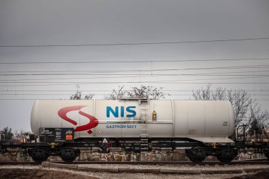 PANCEVO, SERBIA - 12 Şubat 2022: Pancevo 'nun sanayi bölgesinde Nafta Industrija Srbije' den kalkan sarnıç vagonları. NIS, Gazprom açığının bir parçası olan Sırp çok uluslu petrol ve gaz şirketi.