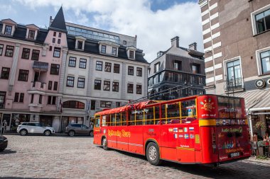 RIGA, LATVIA - 22 Ağustos 2024; Riga şehir merkezini (Vecriga) gezen gezi otobüsü. Riga ve Letonya 'da rehberli turlar düzenleyen turistler için bir otobüs..
