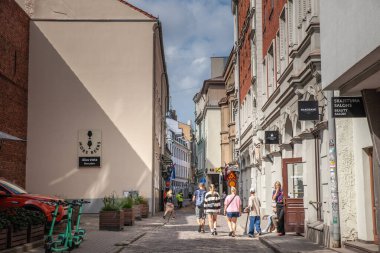 RIGA, LATVIA - 21 AĞUSTOS 2023: Riga 'da dar bir caddenin panoraması, Vecriga Vecpilseta' nın yaya sokağı, Letonya 'nın tarihi başkenti.