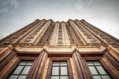 Riga 'daki Letonya Bilimler Akademisi cephesi, Letonya Bilim Akademisi veya Latvijas zinatnu akademisi. Eski bir gökdelen. Riga, Letonya 'daki Sovyet Stalinist mimarisinin simgesi..