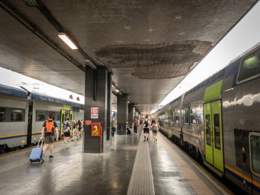 ROME, ITALY - 15 Haziran 2024: Roma, İtalya 'daki Roma Terminali' nden banliyö trenine binen insanlar. Görüntü Avrupa 'nın en büyük tren istasyonlarından birinin yoğun atmosferini yakalıyor.