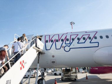 ROME, İtalya - 15 Haziran 2024: Roma Ciampino Havaalanı 'ndan Wizzair uçağına binen yolcular kalkışa hazırlanıyor. Wizzair ucuz bir Macar havayolu şirketi..