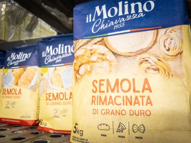 BELGRAD, SERBIA - 21 Mayıs 2024: Belgrad 'daki bir süpermarkette Il Molino Chiavazza Semola di Grano Duro (durum buğday irmiği irmiği) paketi sergileniyor. Bu İtalyan unu makarna, ekmek ve pizza yapmak için gereklidir..