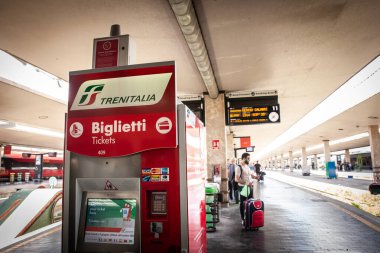 FLORENCE, İtalya - 15 Haziran 2024 Floransa 'daki Santa Maria Novella tren istasyonunda moda bilet otomatı. FS Trentialia ya da ferrovie dello stato, İtalyan demiryollarının ana taşımacısıdır..