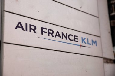 BELGRAD, SERBIA - 10 Nisan 2022: Air France KLM logosu Belgrad 'daki yerel ofislerinde. Air France KLM, Fransız havayolu şirketinin Fransız ve Hollandalı havayolu şirketlerinin birleşmesidir..
