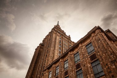 Riga 'daki Letonya Bilimler Akademisi cephesi, Letonya Bilim Akademisi veya Latvijas zinatnu akademisi. Eski bir gökdelen. Riga, Letonya 'daki Sovyet Stalinist mimarisinin simgesi..