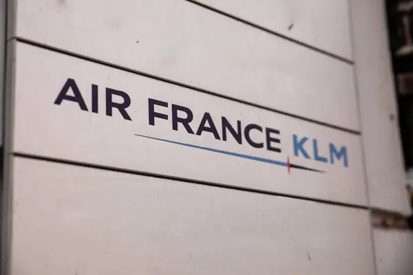 stock image BELGRADE, SERBIA - APRIL 10, 2022: Logo of Air France KLM on their local office for Serbia in Belgrade. Air France KLM is a French dutch airline company, merger of french and dutch flag carriers.