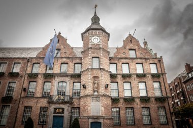 Marktplatz Meydanı 'ndaki eski belediye binası Düsseldorf' lu Altes Rathaus Panoraması. Düsseldorf 'un büyük bir ortaçağ simgesi, şehrin bir ortaçağ anıtı..