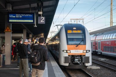 ESSEN, GERMANY - 11 Kasım 2022: Essen Hbf tren istasyonunun RRRX tren platformunda seçici bulanıklık, Almanya 'nın Rhein Ruhr Ekspres sisteminin bir parçası olan NRW bölgesinin ulaşım merkezi..