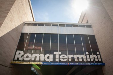 ROME, ITALY - 15 Haziran 2024: Roma Termini Tren İstasyonunun Işığa Ana Girişi. Roma Terminali Roma 'nın ana tren istasyonu ve İtalyan demiryollarının merkezidir..