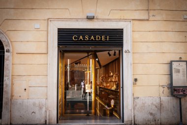 Roma, İtalya - 15 Haziran 2024: Roma, İtalya 'daki dükkanlarında Casadei logosu. Casadei bir İtalyan ayakkabıcı, lüks ayakkabı üreticisi ve perakendecisi..
