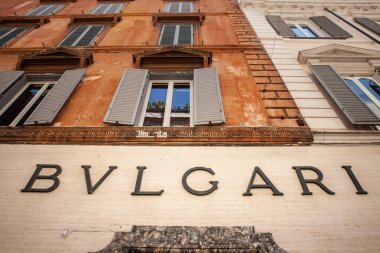 ROME, ITALY - 15 Haziran 2024: Bulgari logosu Roma için ana butiklerinin önünde. Bvlgari lüks bir moda, mücevher ve parfüm tasarımcısı, İtalyan prodüktör ve perakendecisi..