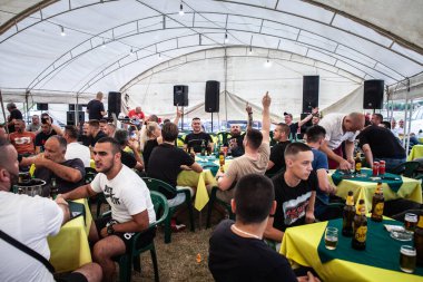 RUMA, SERBIA - 18 Haziran 2024: Sırp halkı için seçici bulanıklık, Ruma 'da bir Sırp kasabası olan geleneksel bir Sırp barı olan Kafası' nda oturup birlikte alkol içiyorlar..