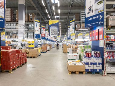 BELGRAD, SERBIA - 23 Temmuz 2024: Belgrad 'da bir Metro Cash & Carry süpermarketinde ana koridor, raflarda perakende ürünlerini gösteriyor. Metro AG 'nin bir parçası B2B toptancılığında uzmanlaşmış bir süpermarket zinciri..