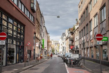 COLOGNE, GERMANY - NOVEMBER 6, 2022: Tipik bir kolonya sokağı, Almanya 'da Albertusstrasse konut binaları, park edilmiş arabalar ve bisikletlerle çevrelenmiş ön cephe ve şehir hayatı, tipik Köln sokak manzarası.