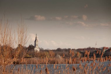 Crkva Svetog Nikole, veya Sırbistan 'ın Deliblato kentinde bulunan Aziz Nicholas Kilisesi, Kraljevac Gölü' ne bakıyor. Deliblato, Voyvodina 'nın doğal rezervi Deliblatska pescara ile bilinen bir Sırp köyüdür..