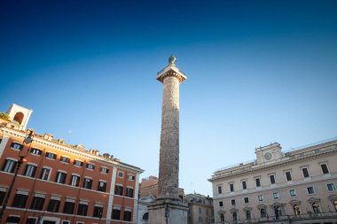 Marcus Aurelius 'un Sütunu' nda seçici bulanıklık, Roma, İtalya 'daki Piazza Colonna' daki tarihi bir anıt. Roma İmparatoru Marcus Aurelius 'u onurlandırmak için yapılmış, Doric stili antik bir Roma zafer kolonu..