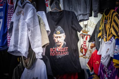 BELGRAD, SERBIA - 25 Eylül 2022: Rusya 'yı destekleyen, Sırbistan' ın Belgrad kentinde putin portresi olan bir tişörtte seçici bulanıklık.