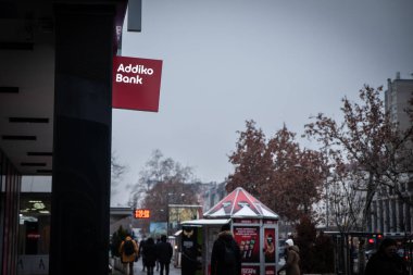 NOVI SAD, SERBIA - 23 Şubat 2024: Novi Sad, Sırbistan 'daki bir ofis binasının Addiko Bank logosu. Eskiden Hypo Alpe Adria olan Addiko, Güneydoğu Avrupa 'da faaliyet gösteren bir Avusturyalı bankacılık grubudur..