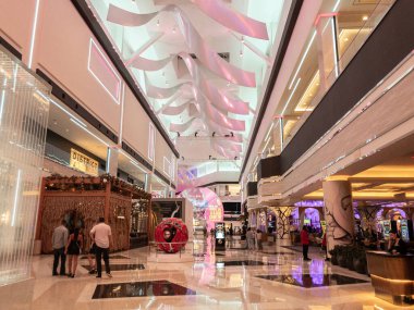 LAS VEGAS - 19 AĞUSTOS 2024: kumarhane bölgesindeki ana Resorts World Las Vegas salonu. Tatil köyü, lüks oteller ve kumarhane zemininin yer aldığı Las Vegas 'ın en yeni eğlence merkezlerinden biri..