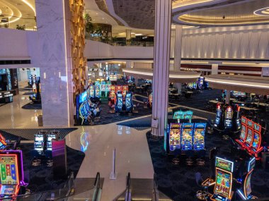 LAS VEGAS - 19 AĞUSTOS 2024: Las Vegas 'taki Fontainebleau Kumarhanesi içinde çeşitli kumar makineleri ve kumarhanenin lüks iç tasarımı ile bir manzara. Fontainebleau Las Vegas bir kumarhane ve oteldir..