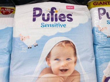 BELGRAD, SERBIA - 2 Ağustos 2024: Belgrad 'daki bir süpermarkette satılık hassas bebek bezleri. Pufie bebek bezi ve bebek bakımı konusunda uzmanlaşmış bir İspanyol markasıdır..