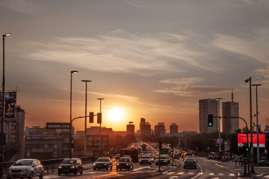 BELGRAD, SERBIA - 19 Temmuz 2022: Brankov 'daki trafik sıkışıklığı ve diğer araçlar En yoğun saatte, yoğun kirlilik altında, günbatımında en çok köprüde. Belgrad Sırbistan 'ın başkentidir.
