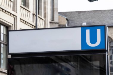Bir Alman şehrinde boş bir U-Bahn tabelası. U-Bahn, Almanya 'da yaygın olarak kullanılan metro ya da metro sistemidir. Görüntü toplu taşıma tabelaları ve kentsel altyapıya odaklanıyor.