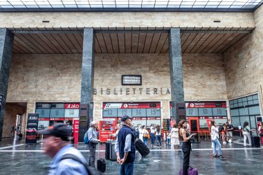 Floransa, İtalya - 21 Haziran 2024: Floransa 'daki Santa Maria Novella tren istasyonu bilet gişesi yolcularla dolu. Florence SMN, Floransa 'nın ana tren istasyonu. İtalya' da bir demiryolu merkezi..