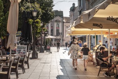 BELGRAD, SERBIA - 2 AĞUSTOS 2024: Sıcak bir yaz öğleden sonrasında, Zemun şehir merkezinin ana caddesi olan Gospodska ulica Caddesi boyunca yürüyen insanlar. Zemun Belgrad 'ın bir banliyösü.