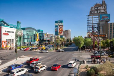 LAS VEGAS - 19 AĞUSTOS 2024: Las Vegas Bulvarı üzerinde yoğun bir kavşakta trafik (ya da Las Vegas Bulvarı), araçlar, yayalar ve MGM ve Coca-Cola binaları gibi ikonik yapılar.