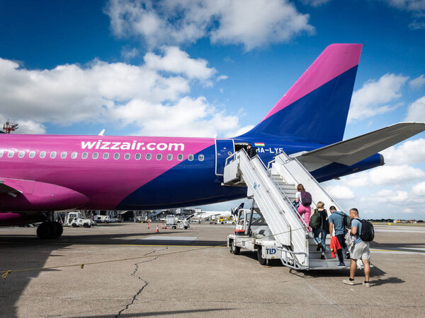 БЕЛГРАД, СЕРБИЯ - 5 ИЮНЯ 2024: пассажиры, садящиеся на Airbus A320 из Низкозатратного перевозчика Wizzair, готовятся к взлету в аэропорту Белград Никола тесла. Wizzair - бюджетная венгерская авиакомпания.