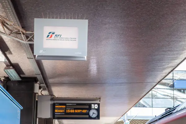 ROME, ITALY - 15 Haziran 2024: RFI (Rete Ferroviaria Italiana) Roma, İtalya 'daki Roman Termini tren istasyonundaki bir tabelada logo. RFI, İtalyan demiryolu altyapı müdürü, Ferrovie dello stato 'nun bir parçası.